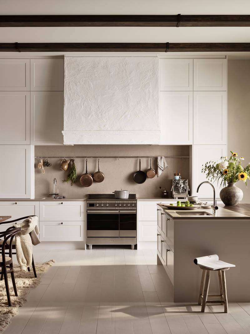 Marbodal Form Frost- ett modernt lantligt kök med köksö stänkskydd samt bänkskiva i kvartskomposit och massiv träskiva