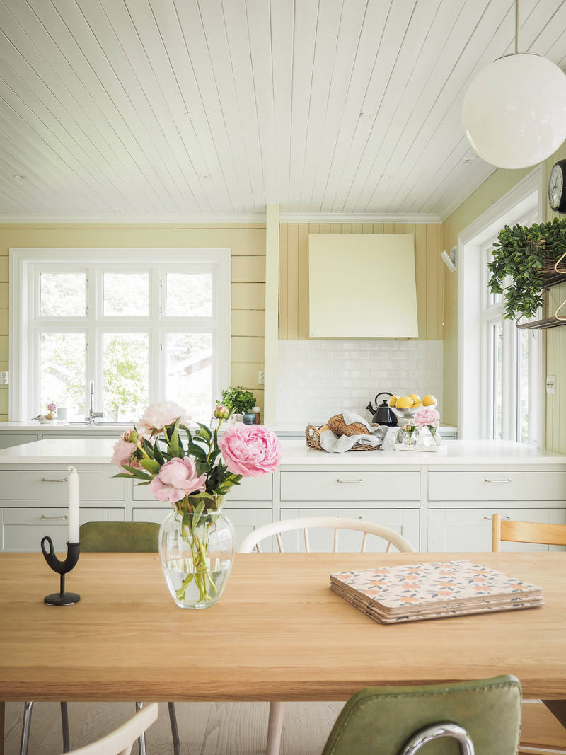 Nett og tidløs crossovermodell med  karakteristiske slette fyllinger. Kjøkkenmodell med tradisjonsdesign og moderne linjer.