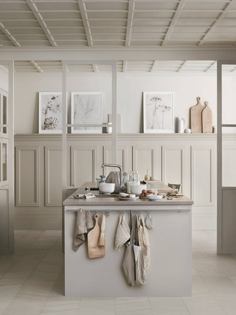 Beige køkken Athena Sand højskabe med integrerede ovne fra INVITA med push to open låger, køkkenø med vask og vandhane i rustfritt stål