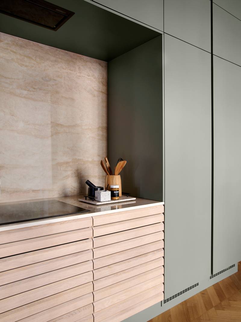 grebsfrie grønne køkkenet Highline Salvie med indfræsede greb i lågerne fra INVITA kombineret med med af egetræskøkken Ikon med håndsorterede lameller i massiv eg.