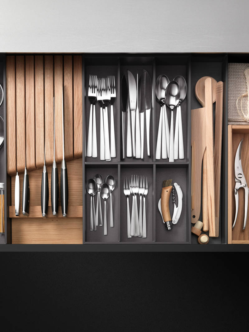 Innredningssystemet til V8-skuffene er ganske enkelt smart. Ved hjelp av kun 3 hovedinndelere i stål og innrednings-komponenter i eik har man mange kombinasjonsmuligheter.