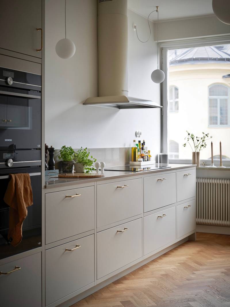 Forrammekøkken Athena Fusion i lys grå farve Sky fra INVITA med grå stein bordplade, rustfrit stål håndtag