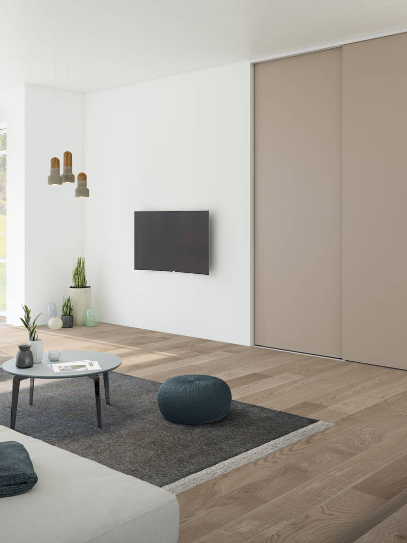 Garderobe i stue med beige skydedøre