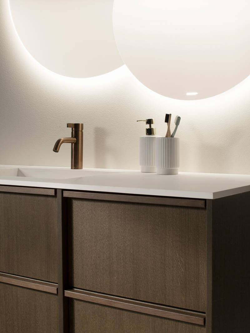 Badeværelsesmøbel Forever Oak mørk tre skabe med messing armatur