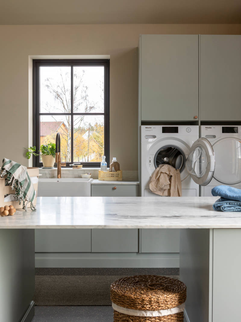 På 38 kvm har Kristin og Borgar Lindhjem laget et vaskerom utenom det vanlige med marmor og spreke fargevalg.