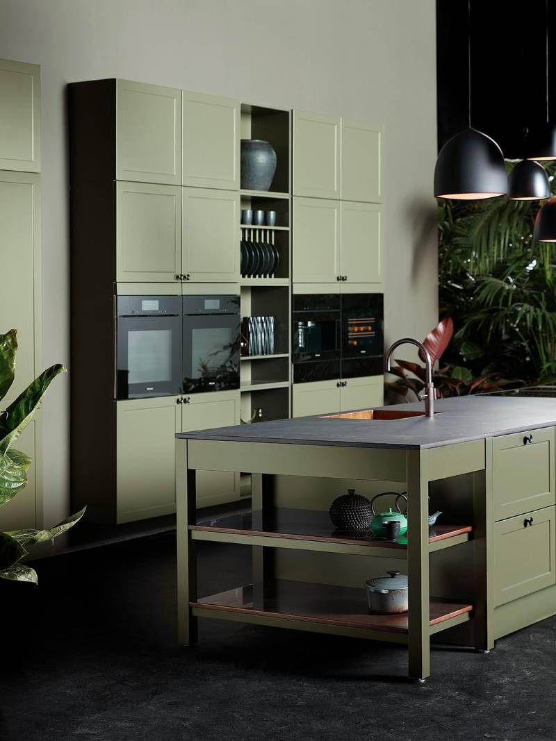 Nostalgisk grønn køkken Northern Shaker Olivenfra INVITA med håndtappede træskuffer og moderne linjer på fyldningslågerne, køkkenø med åbne hylder of endereoler