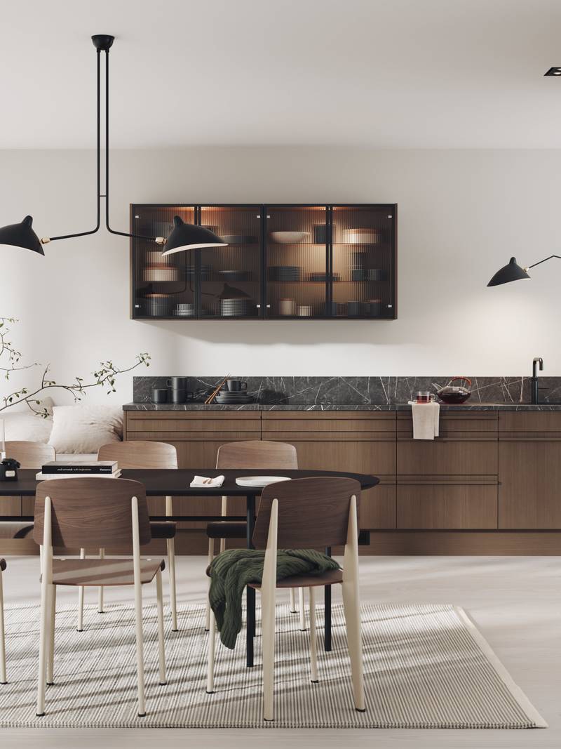 Brunbeiset eik kjøkken i skandinavisk design, slett eikefinert front og vitrineskap med bølget glass og sort metallramme, sort marmor benkeplate og håndtag i matchende brunbeiset eik, sort accessoarer