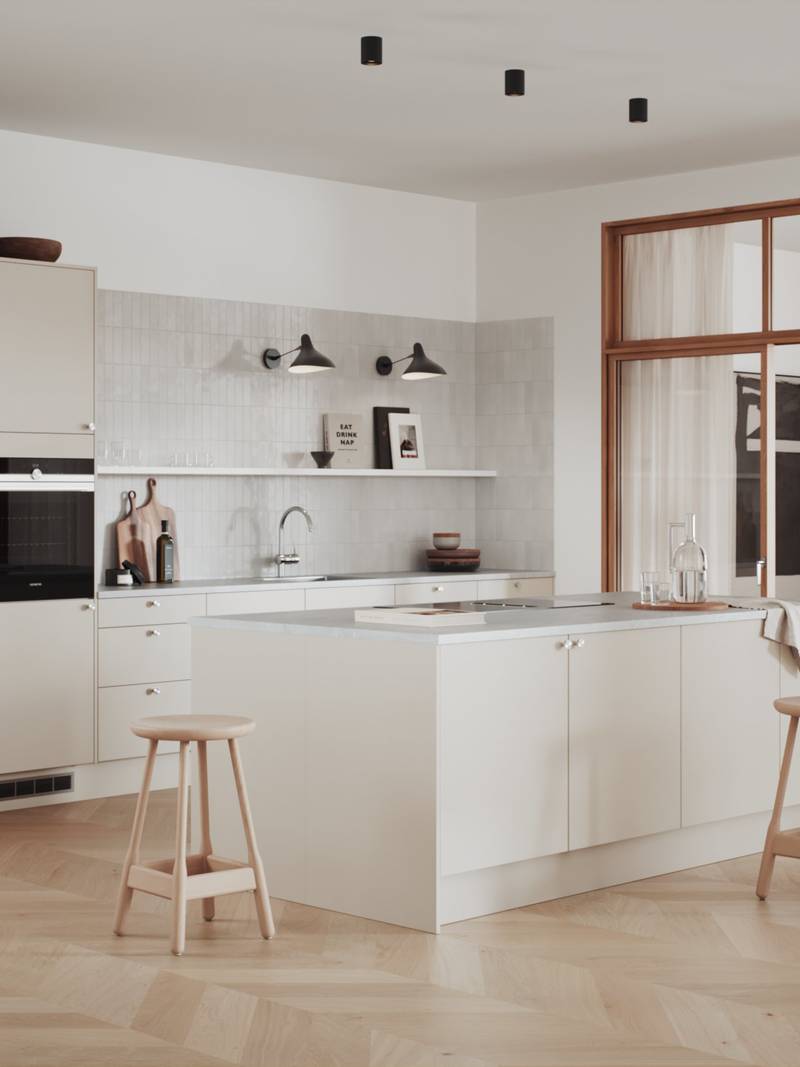 Hyperkäytännöllinen beige keittiö, jossa on helposti puhdistettavat etupinnat maalattua tavallista MDF-levyä.