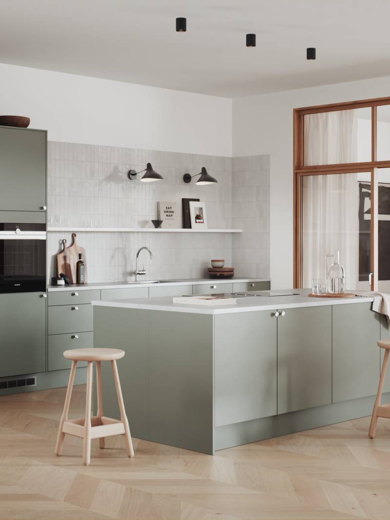 Hyperkäytännöllinen vihreä keittiö, jossa on helposti puhdistettavat etupinnat maalattua tavallista MDF-levyä.