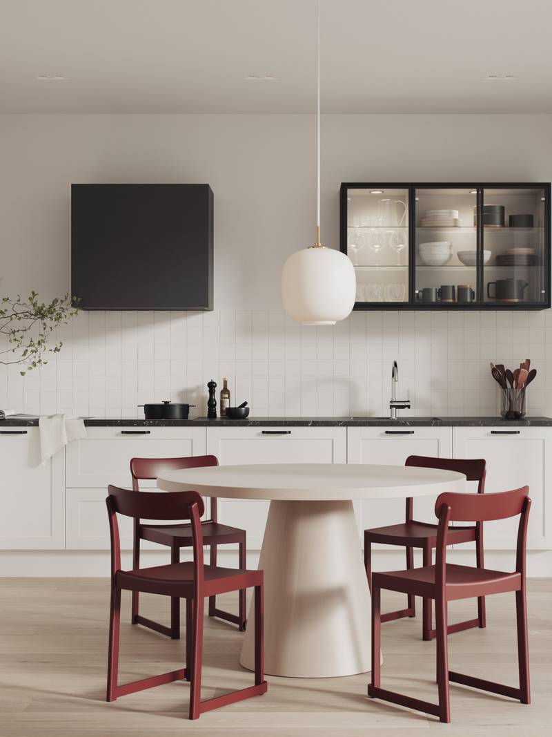 Valkoinen shaker-tyylinen keittiö, edessä runkopuu ja pelkkä täyte, joka sopii sekä perinteiseen että moderniin tyyliin, mustilla tarvikkeilla ja vitriineillä