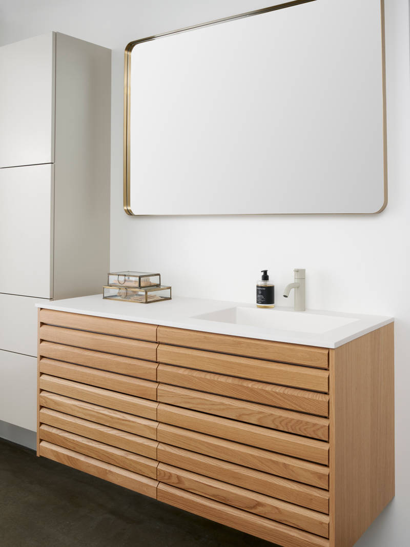 Snedkerbadeværelse Ikon Finér eg natur fra INVITA med håndplukkede, massive egetræslameller med hvid vask og lys grå armatur