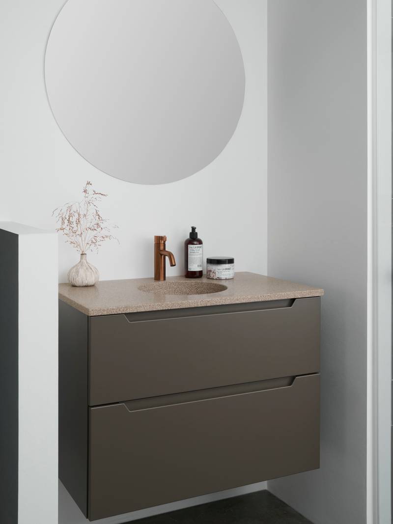 Modern badeværelsesmøbel Urban med indfræsede greb i brune farve Bark og armatur Cassøe kobber