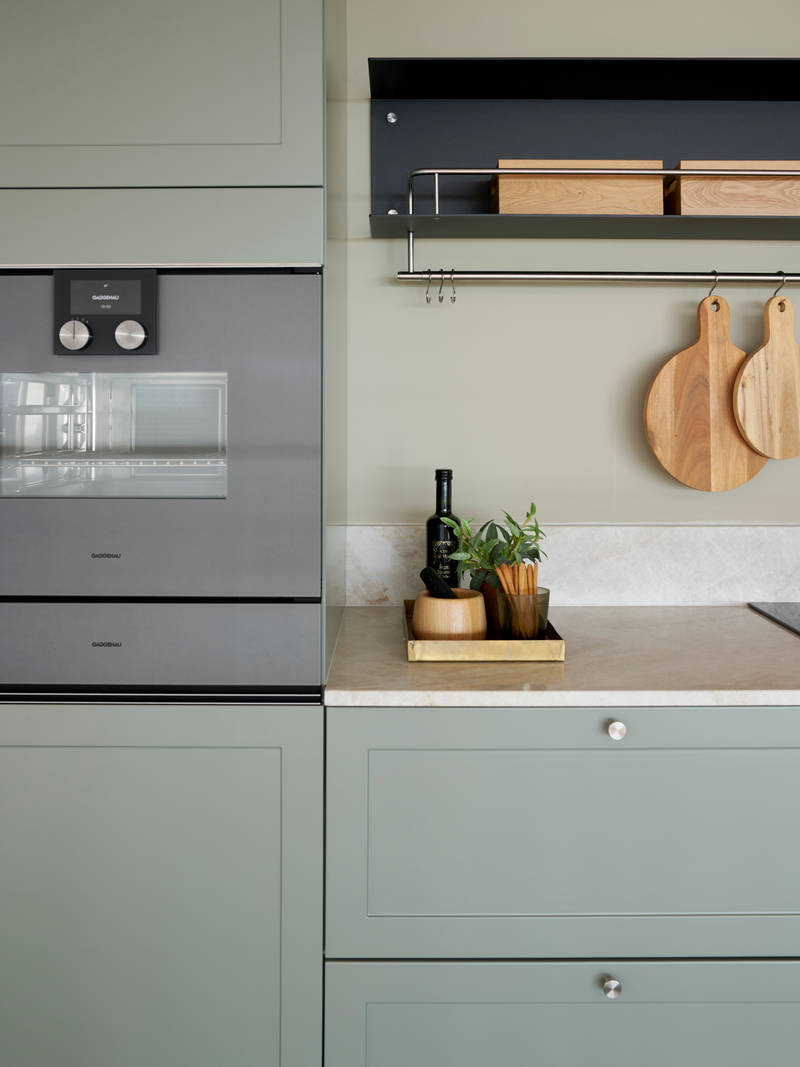 Grønn højskabe retrokøkken Square Salvie køkken fra INVITA med rustfri stål håndtag, armatur og vask med grå marmor bordplade