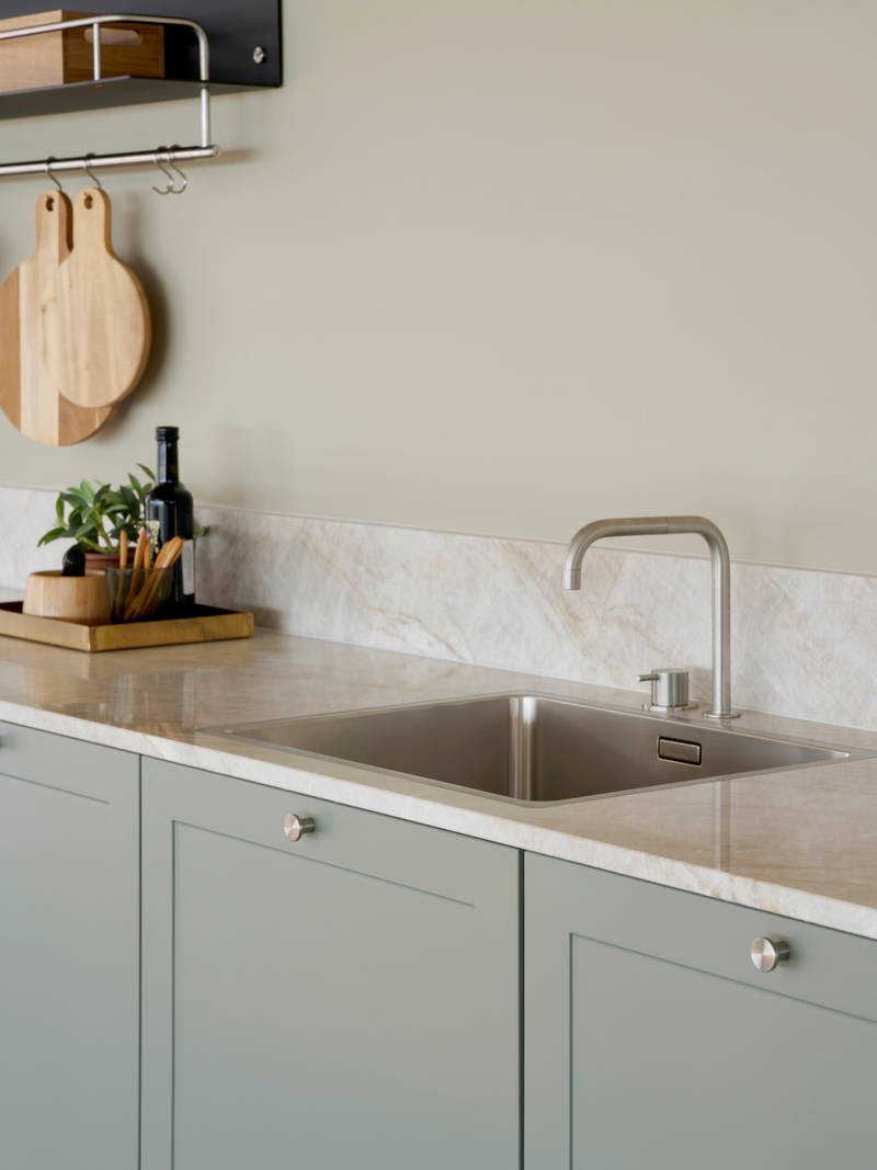 Grønn retrokøkken Square Salvie køkken fra INVITA med rustfri stål håndtag, armatur og vask med grå marmor bordplade