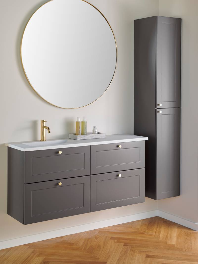 Retrobad Square i farve Søsten fra INVITA med messing greb og armatur