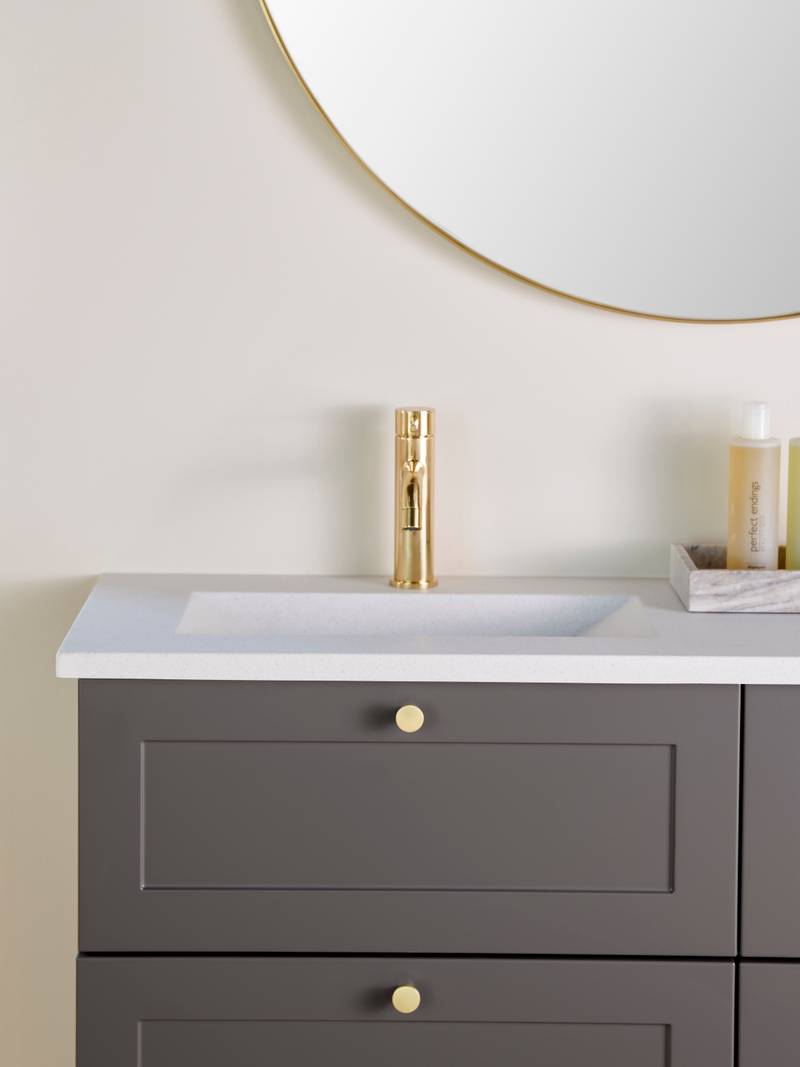 Retrobad Square i farve Søsten fra INVITA med messing greb og armatur