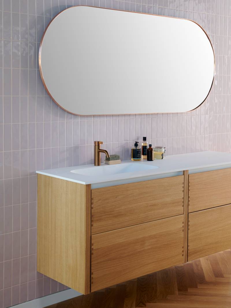 Massiv egetræ badeværelsesmøbel GLØD fra INVITA med fingertappede samlinger og grebsløse skuffer