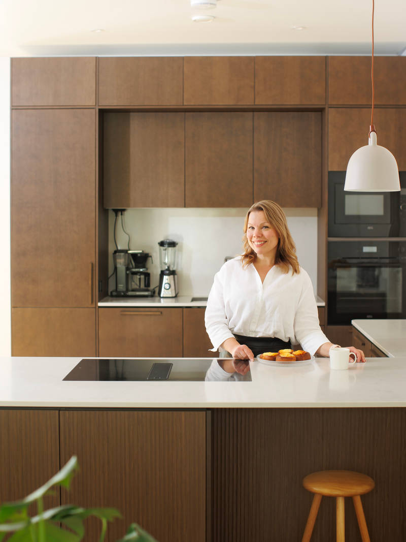 Nordic Nature tammiviilukeittiö sopivilla puukahvoilla Graniitti Caesarstone Quartz työtaso, ruskeaksi petsattu sälejalusta kylmälaitteille, mikä varmistaa niiden ilmankierron Kotona Kerttu Pylvänäisen kanssa