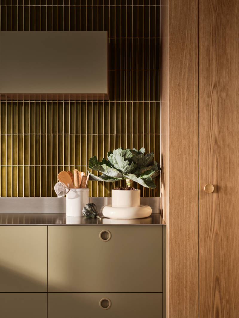 Jubilæumskøkken fra INVITA med træfinér eg, matchende vægpanel og grønne skaber inspireret av 1970'erne med infræsede greb