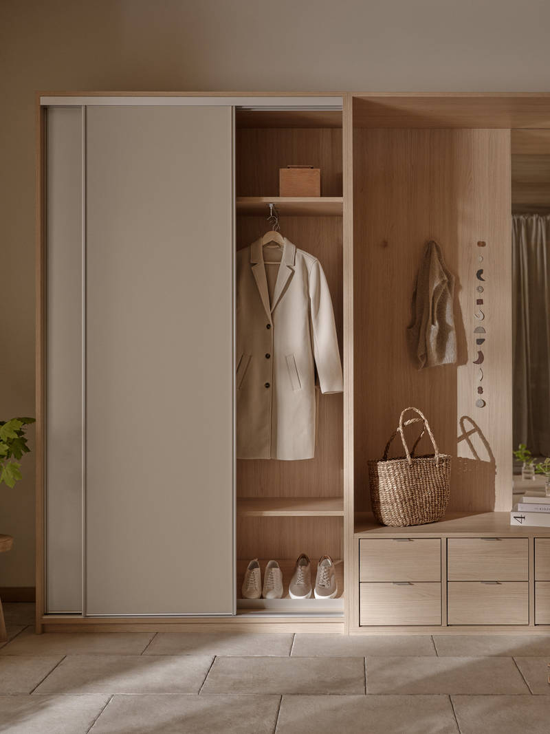 Beige skyvedør i lys tre garderobeskap