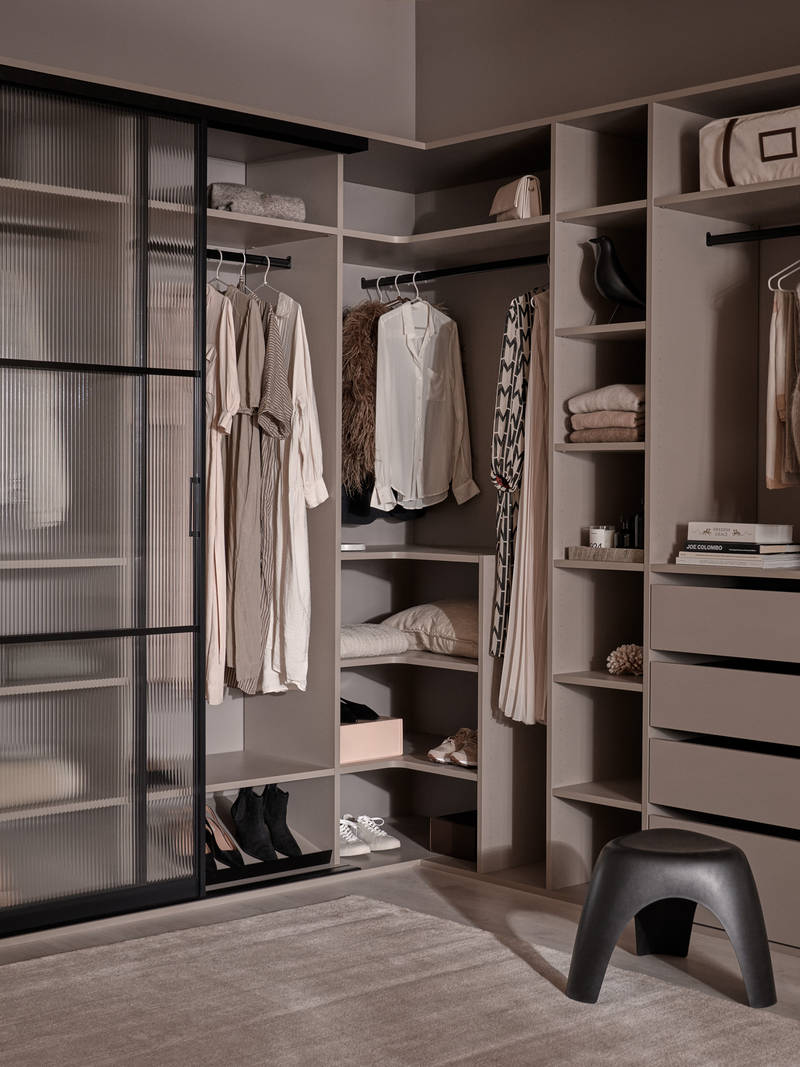 Grå garderobeinnredning i walk-in garderobe