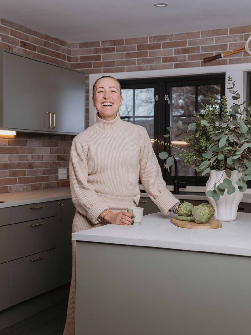 Stine Hartmann ved køkkenøya i kjøkkenet Uno Furu fra Sigdal, kombinert kjøkken og praktisk arbeidsrom