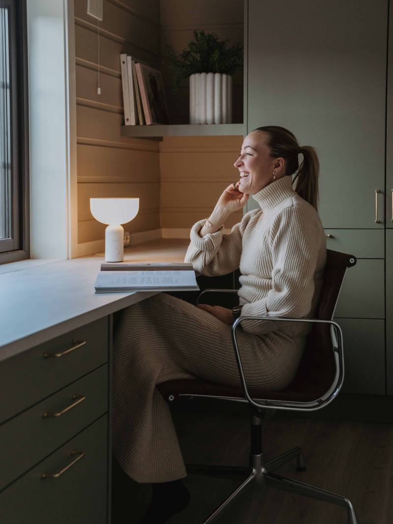 Stine Hartmann i kjøkkenet Uno Furu fra Sigdal, kombinert kjøkken og praktisk arbeidsrom