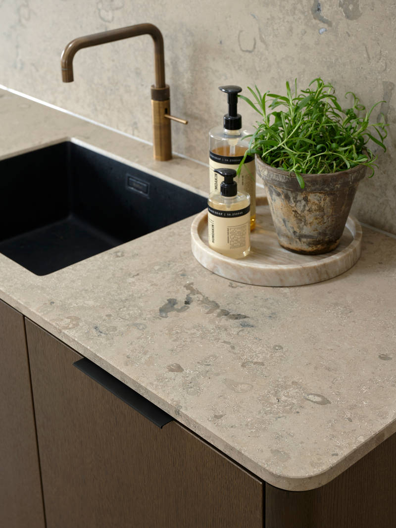 Forever Oak køkken med ø, mørkt træ fronter, marmor bordplade og bagplade, sort vask og messing armatur