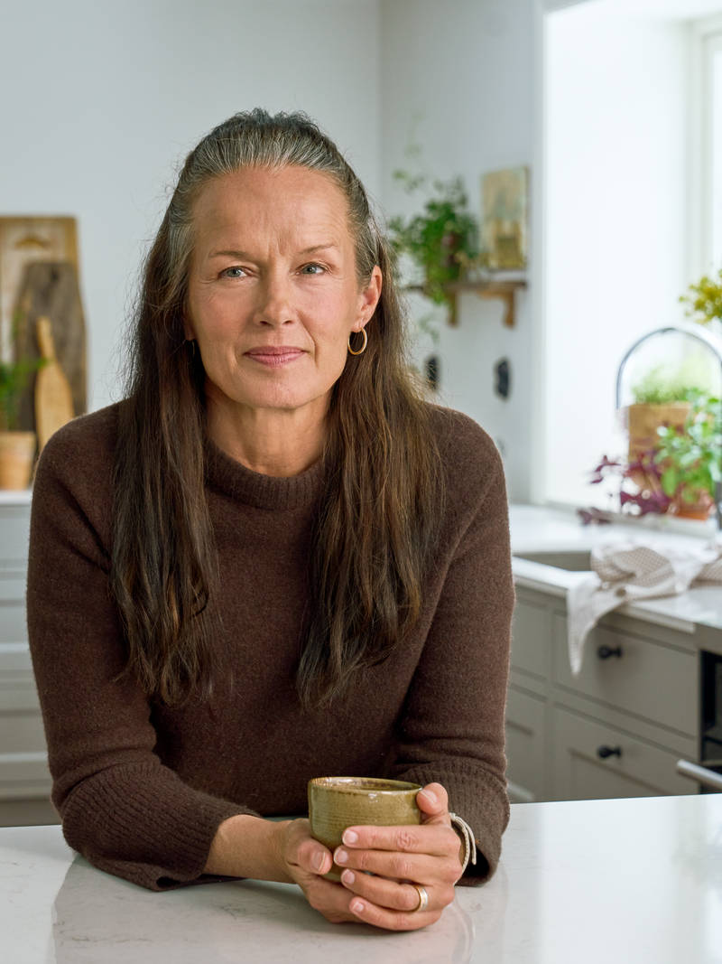 Malin Berghagen lutar sig mot käksbänken i sitt kök från Marbodal, lantliga Fagerö i kulören Frö.