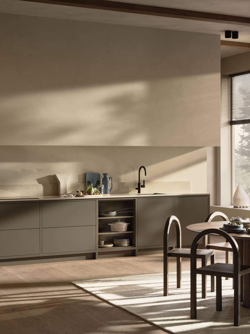 Ett stort Marbodalkök med köksbord i stilen Warm Minimalism.