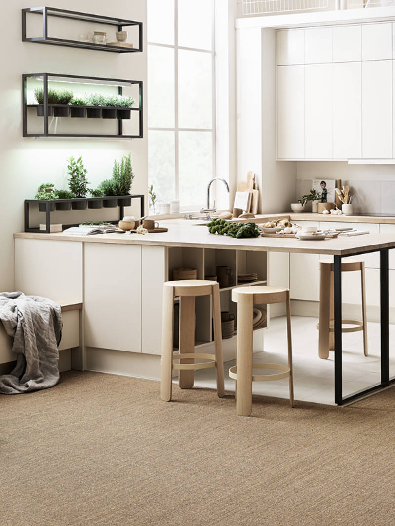 Mild og godlynt kjøkkenmodell i lys eik med liggende trestruktur og innfreste grep.