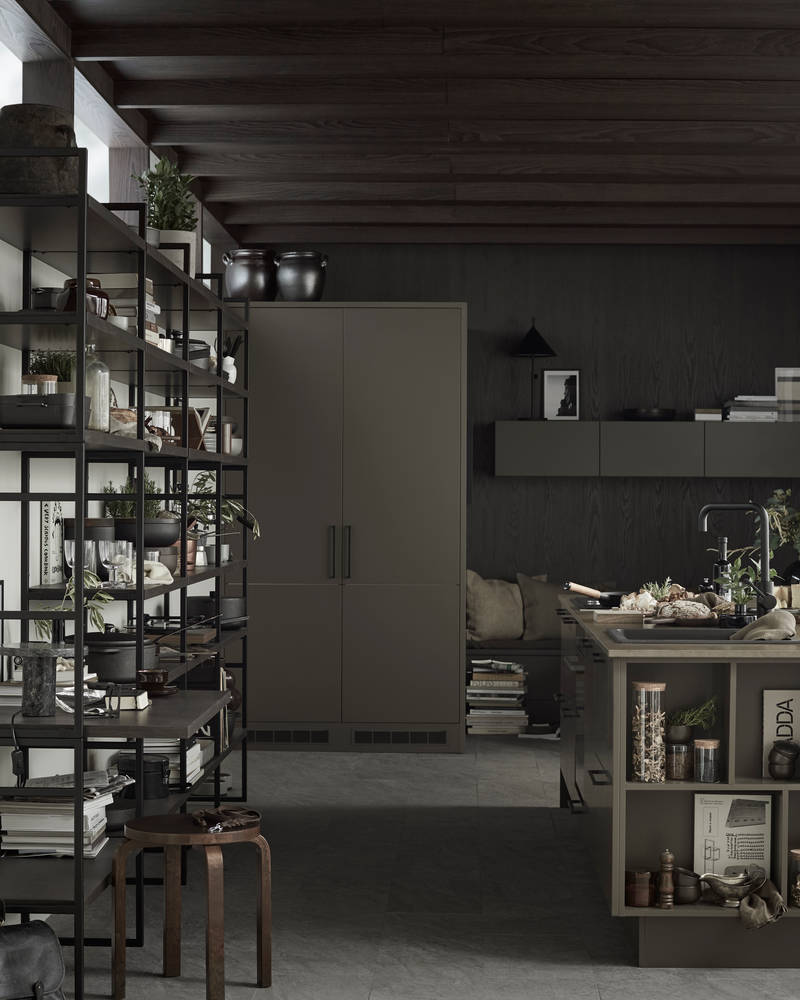 Marbodal Arkitekt plus Bark - brun kulör. Köksö, med avslutningshylla, stor vägghylla med ett integrerat skrivbord, och matsalshörnet skapar flera inbjudande platser i köket.