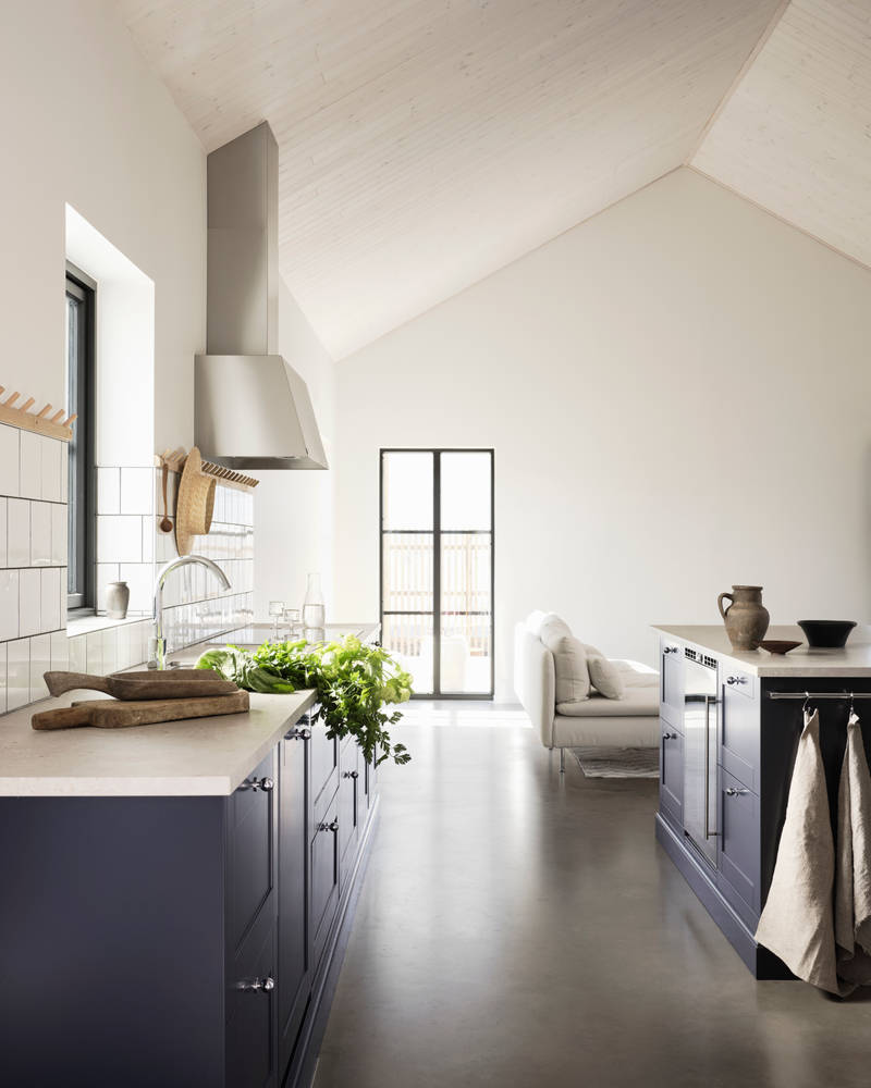 Blått kök i lantlig västkuststil Form Hav från Marbodal med bänkskiva Laminat Delaware Stone