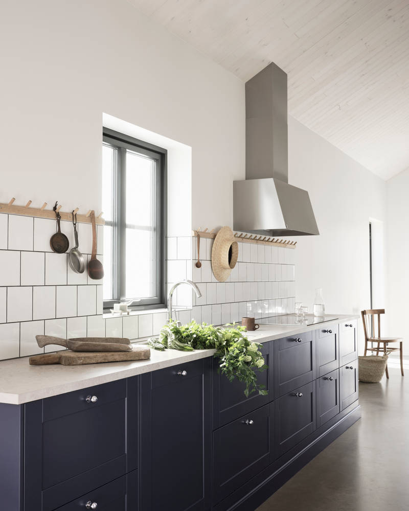 Blått kök i lantlig västkuststil Form Hav från Marbodal med bänkskiva Laminat Delaware Stone