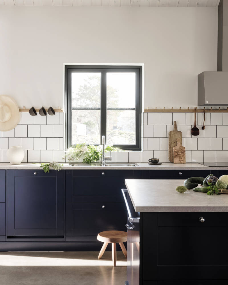 Blått kök i lantlig västkuststil Form Hav från Marbodal med bänkskiva Laminat Delaware Stone