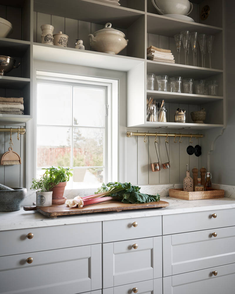 Klassiska köket Fagerö moln med öppen förvaring från Marbodal i sekelskiftesvilla med fantastiskt ljusinsläpp
