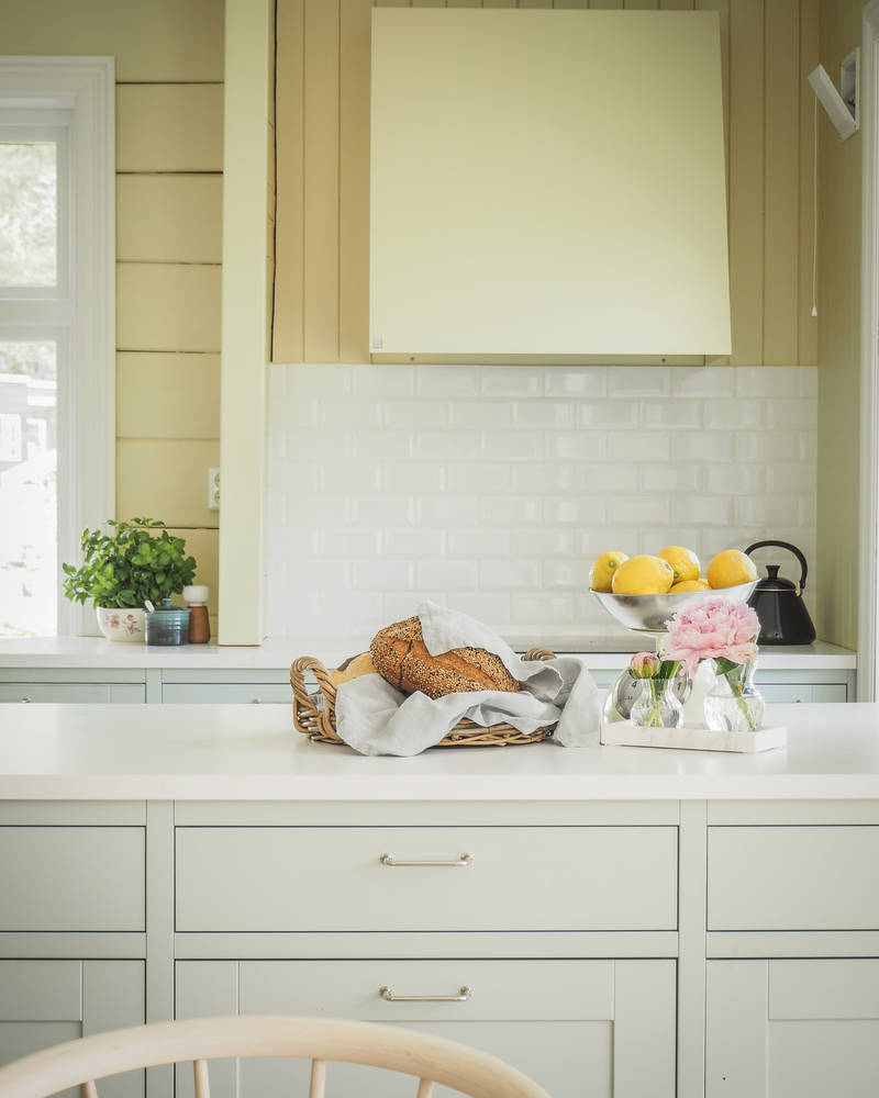 Nett og tidløs crossovermodell med  karakteristiske slette fyllinger. Kjøkkenmodell med tradisjonsdesign og moderne linjer.