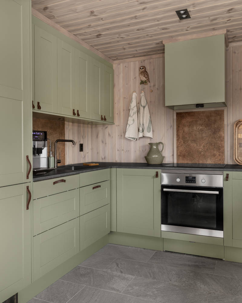 Scala hyttekjøkken hos Jervehiet i fargen S5010-G70Y.
Fotograf: Jeanette Bækkevold
