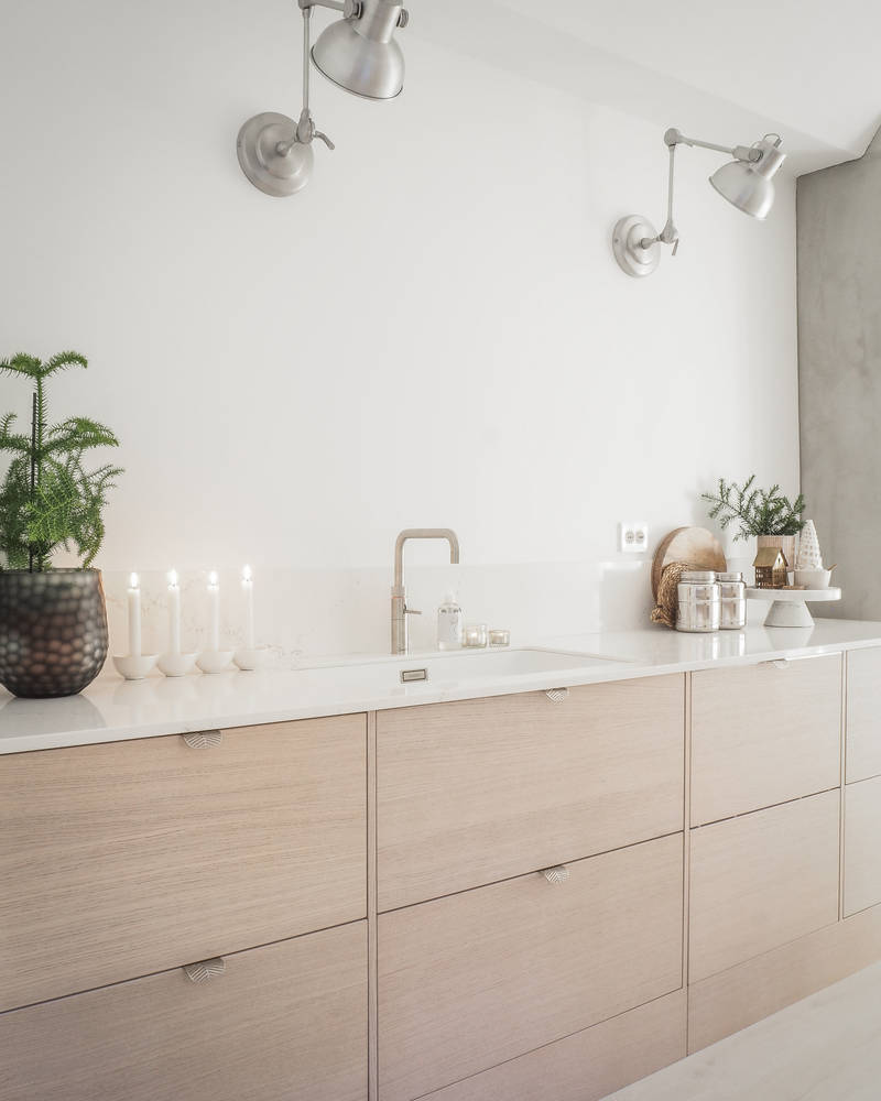 Kjøkkenet til Amalie er levert av Sigdal Ålesund, og er tegnet av Ellisiv Solheim. Modellen heter Amfi Eik, et elegant og moderne eikekjøkken i fargen Lin.