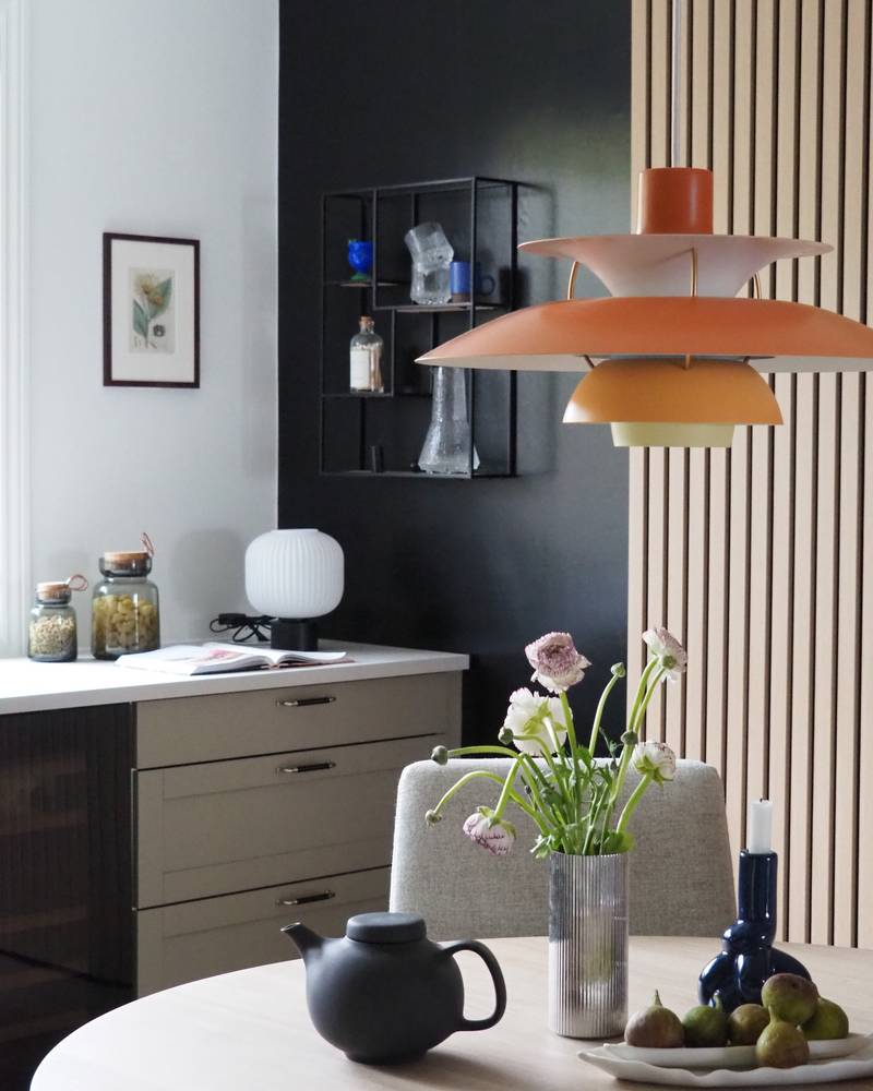 Kjøkkenmodell Square i fargen S 4005-Y20R/Mohair hos kunde i Moss. Benkeplate: Laminat Kandia Marmor.