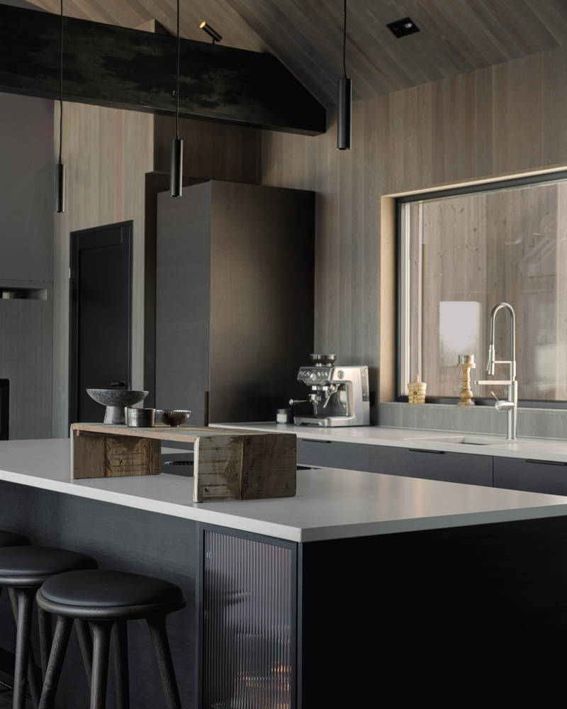 Se det tidløse og eksklusive kjøkkenet på den flotte hytta til Amalie Snøløs. Hytten er full av praktiske løsninger og fine detaljer.