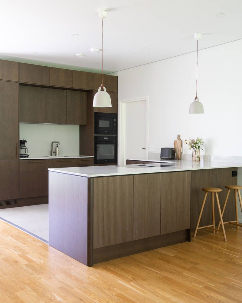 Nordic Nature tammiviilukeittiö sopivilla puukahvoilla Graniitti Caesarstone Quartz työtaso, istuin baarituoleilla Kotona Kerttu Pylvänäisen kanssa