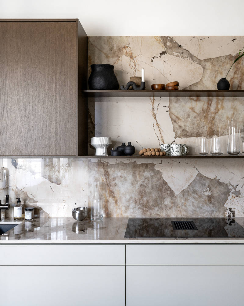 Kök med kombination av köksbänk i beige Arkitekt Plus Sand med överskåp i Signatur Ekbacken fanerad eklucka i brunbets från Marbodal, bänkskiva och stänkskydd som matchar och öppna vägghyllor i brunbetsad ekfanér.