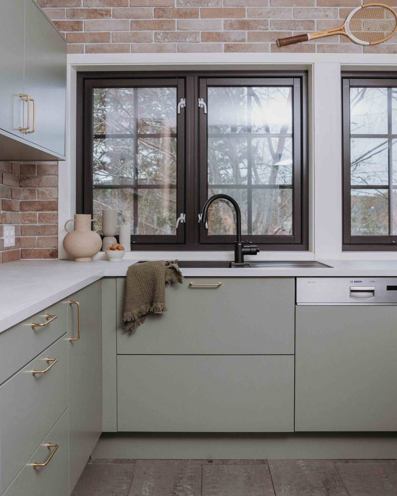 Sort armatur og sort vask i Stine Hartmanns Uno Furu kjøkken fra Sigdal med laminat Kandia marmor og teglstein-flis