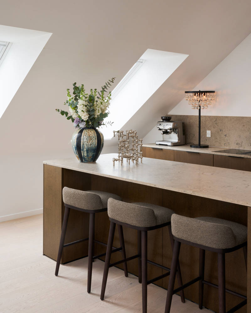 Forever Oak køkken med ø, mørkt træ fronter, marmor bordplade og bagplade, sort vask og messing armatur