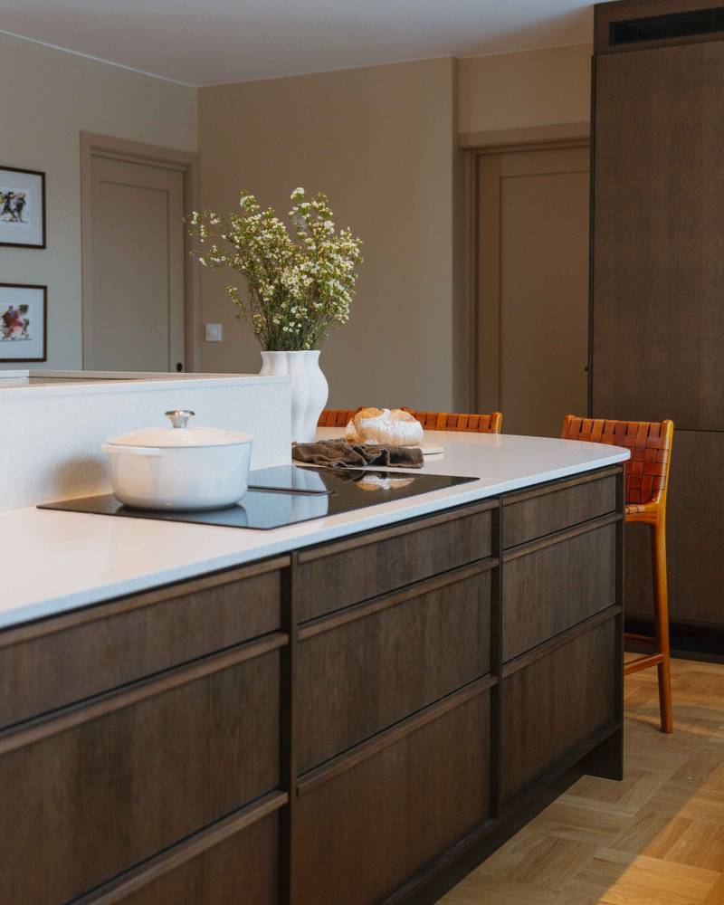 Kjøkkenøy i eikekjøkkenet Favn fra Sigdal i beisfargen Nøtt med matchende tre håndtag og benkeplate Blanco City fra Silestone.