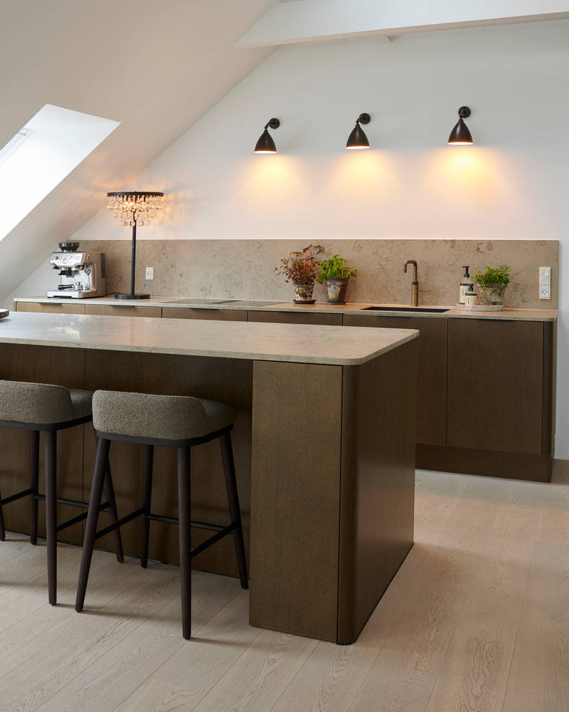 Josephine og Askes renoverte kjøkken etterpå de byttet de gamle hvite kjøkkenfrontene til Signatur Favn eikedører i stående finér og la till en ny kjøkkenøy.