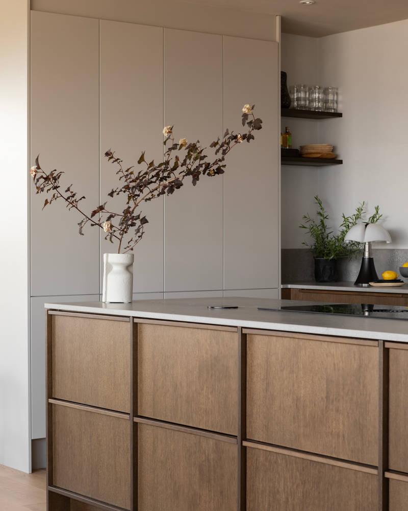 Køkkenø i brun egetræsfiner køkkenet Forever oak med matchende tre håndtag fra INVITA og beige højskabe Athena Sand