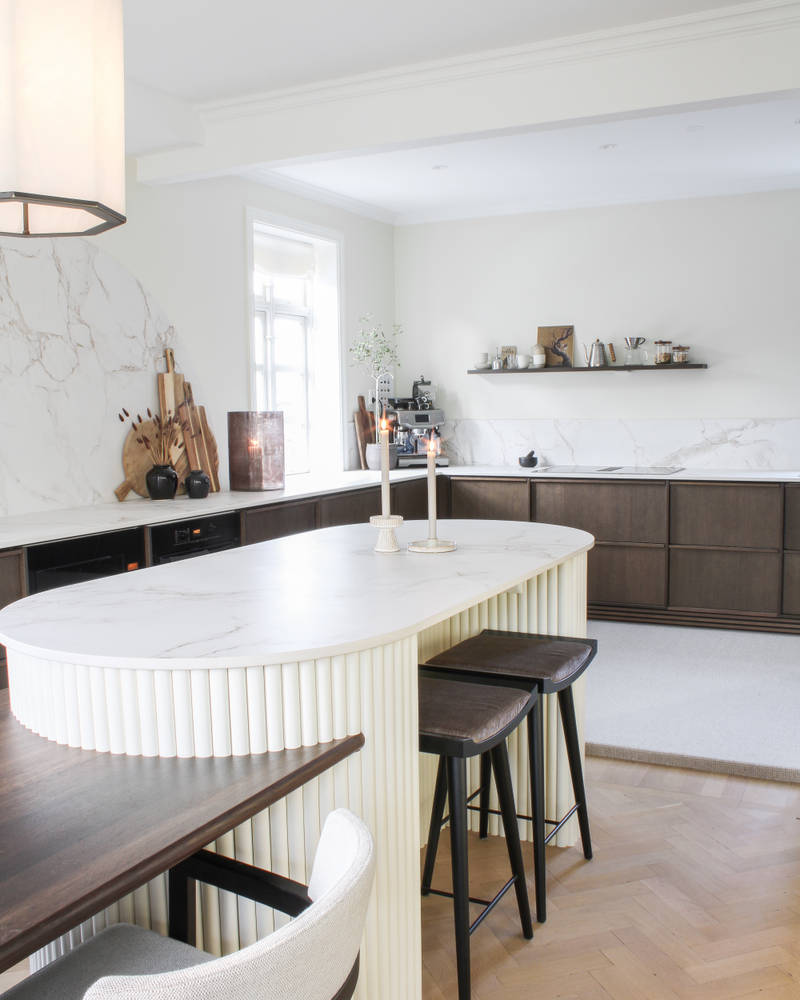 Da Ruben og Sandra skulle pusse opp kjøkkenet sitt ønsket de seg et naturlig og eksklusivt uttrykk, samtidig som det føltes moderne. Valget falt på Signatur Favn fra Sigdal med Dekton Entzo Matt benkeplate.