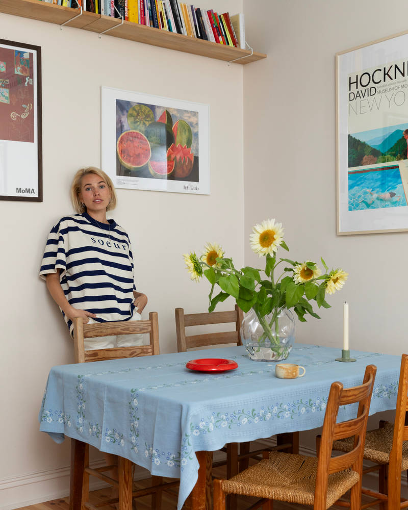 Hjemme hos Thea Sofie Loch Næss er det et kjøkken utenom det vanlige med knallrøde skap kombinert med ekte norsk naturstein og naturlig treverk.